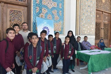 برپایی میز خدمت کتابخانه‌های عمومی فارس در آستانه هفته کتاب، در آستان شاهچراغ(ع)