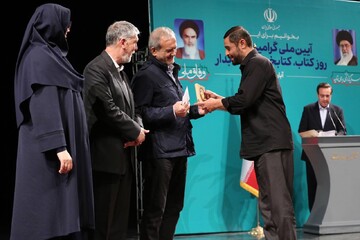 آیین گرامیداشت روز «کتاب، کتابخوانی و کتابدار» و معرفی برگزیدگان «هم‌خوان؛ نشان کتابخانه عمومی ایران»