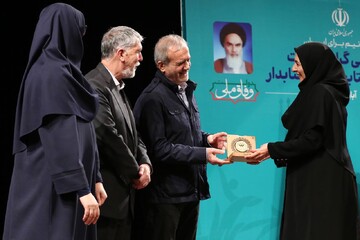 آیین گرامیداشت روز «کتاب، کتابخوانی و کتابدار» و معرفی برگزیدگان «هم‌خوان؛ نشان کتابخانه عمومی ایران»