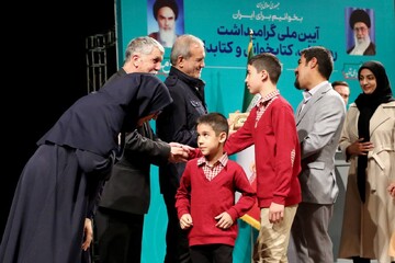 آیین گرامیداشت روز «کتاب، کتابخوانی و کتابدار» و معرفی برگزیدگان «هم‌خوان؛ نشان کتابخانه عمومی ایران»