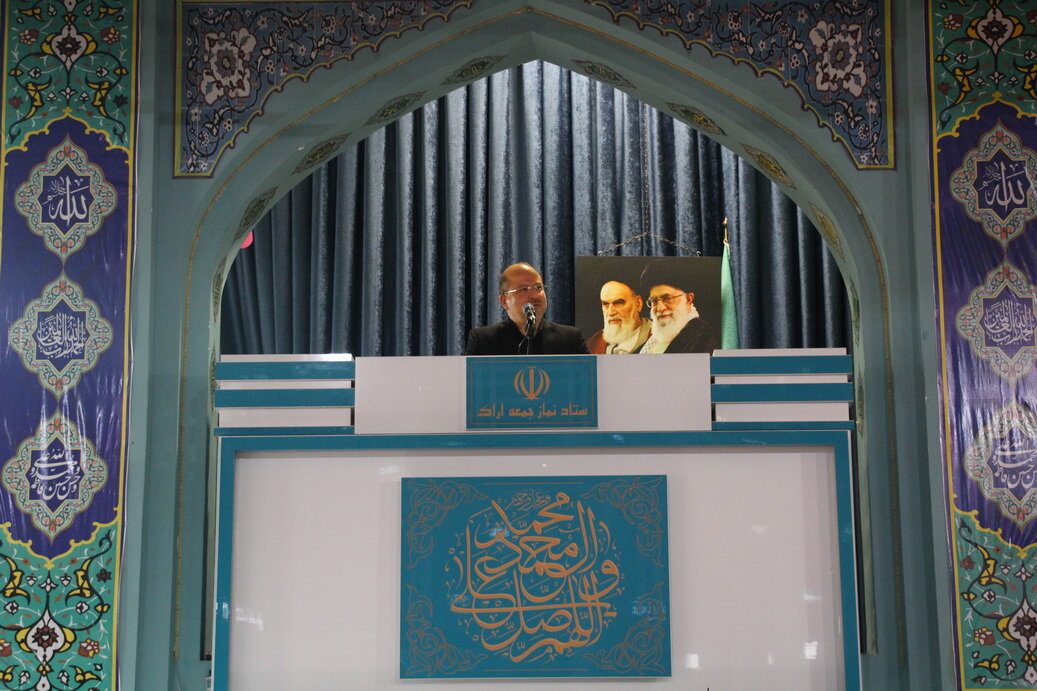 مدیرکل کتابخانههای عمومی استان مرکزی، پیش از خطبههای نماز جمعه اراک سخنرانی کرد