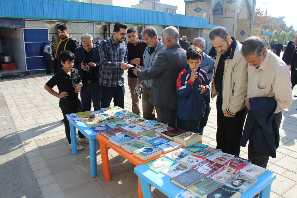مدیرکل کتابخانه‌های عمومی استان مرکزی، پیش از خطبه‌های نماز جمعه اراک سخنرانی کرد