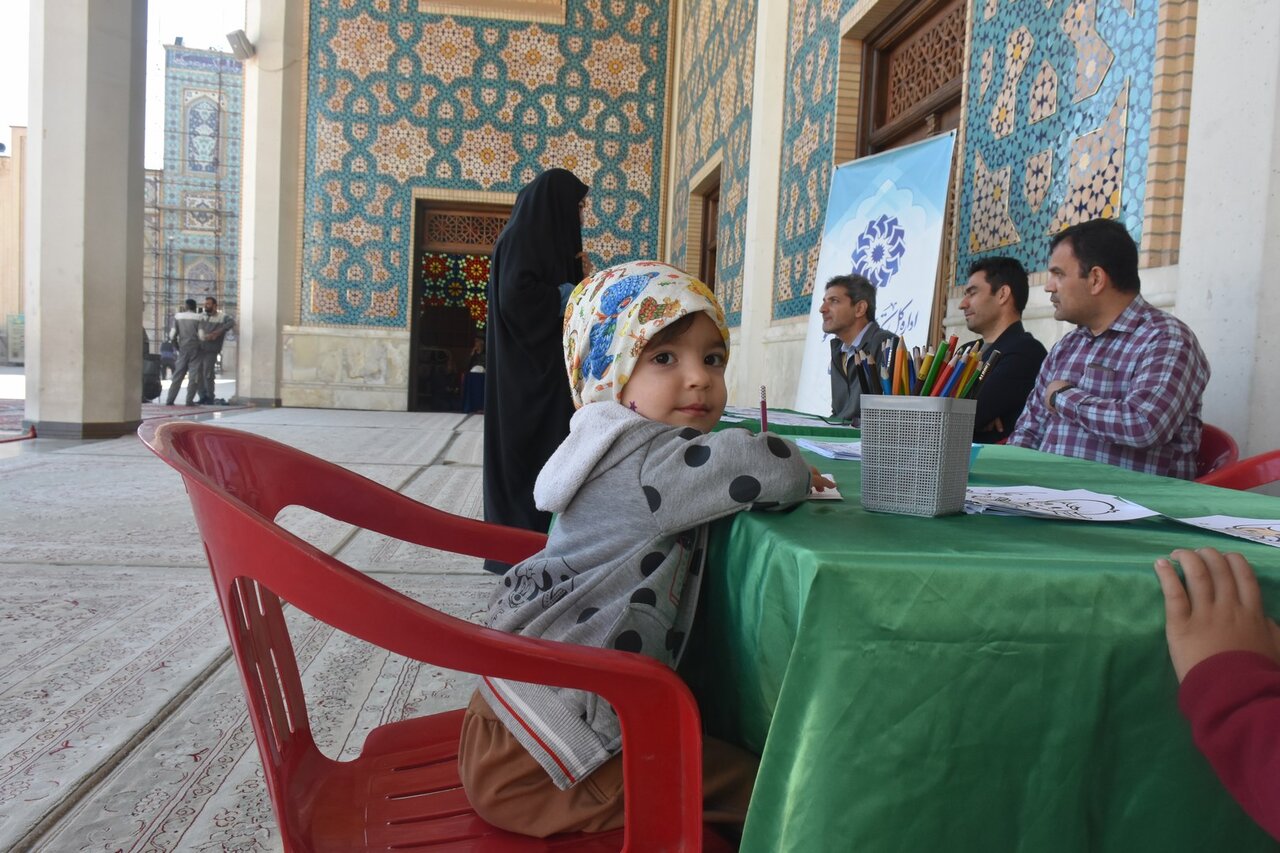 برپایی میز خدمت کتابخانههای عمومی فارس در آستانه هفته کتاب، در آستان شاهچراغ(ع)