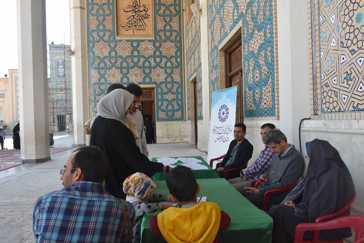 برپایی میز خدمت کتابخانههای عمومی فارس در آستانه هفته کتاب، در آستان شاهچراغ(ع)