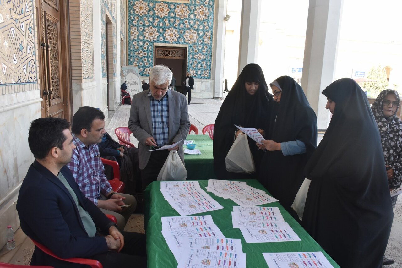 برپایی میز خدمت کتابخانه‌های عمومی فارس در آستانه هفته کتاب، در آستان شاهچراغ(ع)