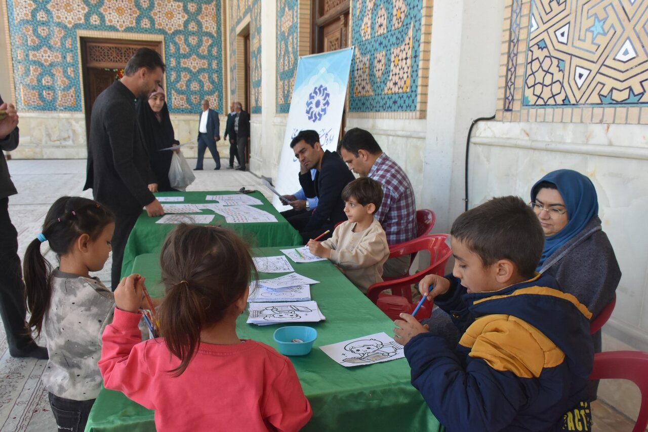 برپایی میز خدمت کتابخانههای عمومی فارس در آستانه هفته کتاب، در آستان شاهچراغ(ع)