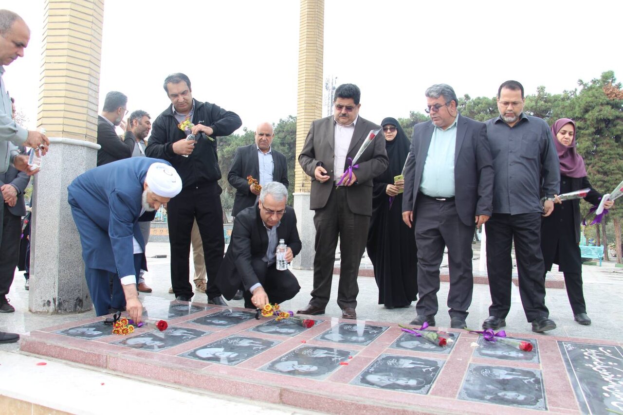 کتابداران استان گلستان مزار شهدا را غبارروبی و عطرافشانی کردند