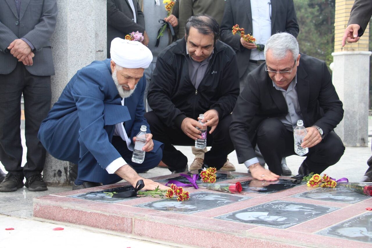 کتابداران استان گلستان مزار شهدا را غبارروبی و عطرافشانی کردند