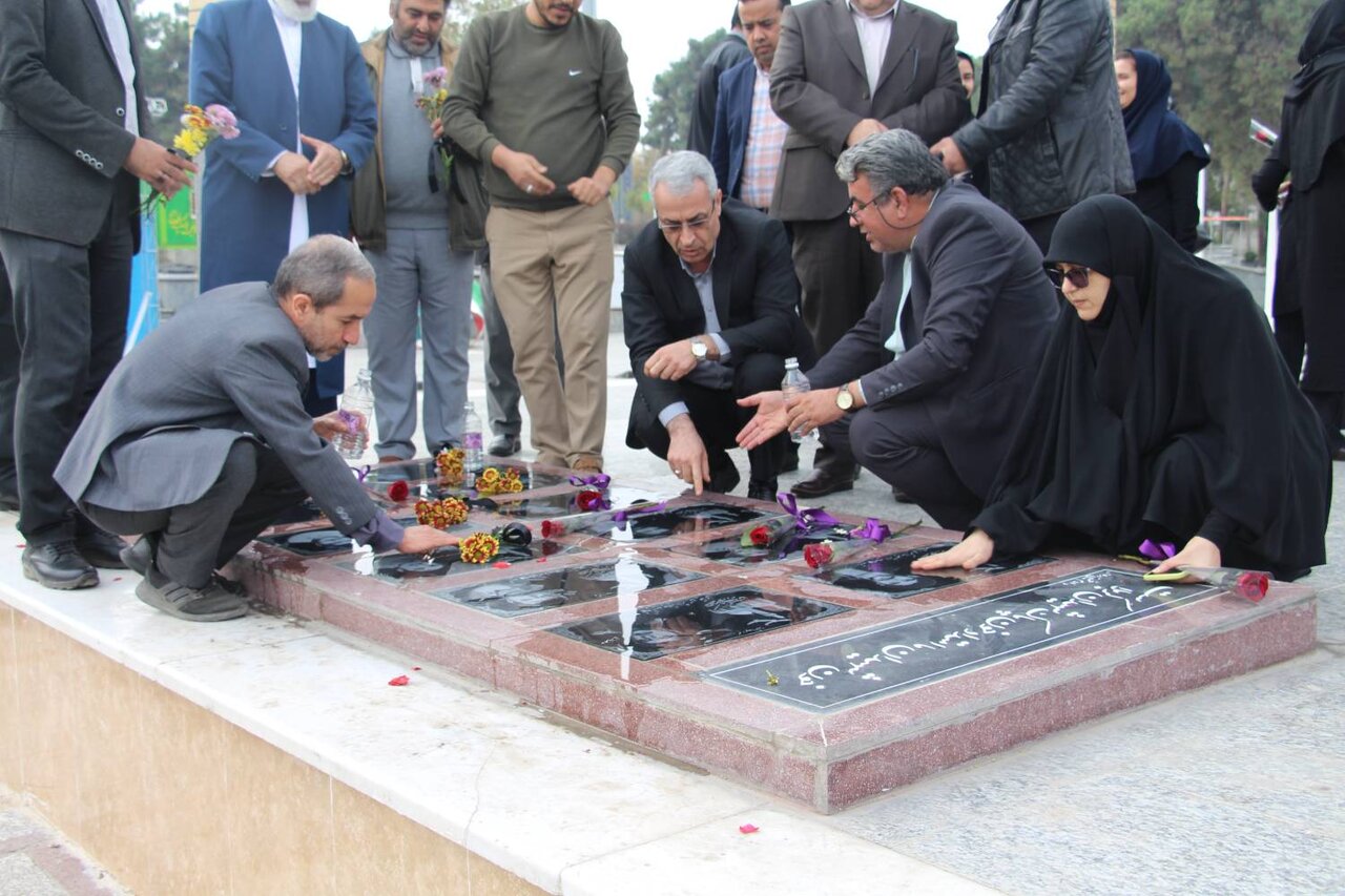 کتابداران استان گلستان مزار شهدا را غبارروبی و عطرافشانی کردند