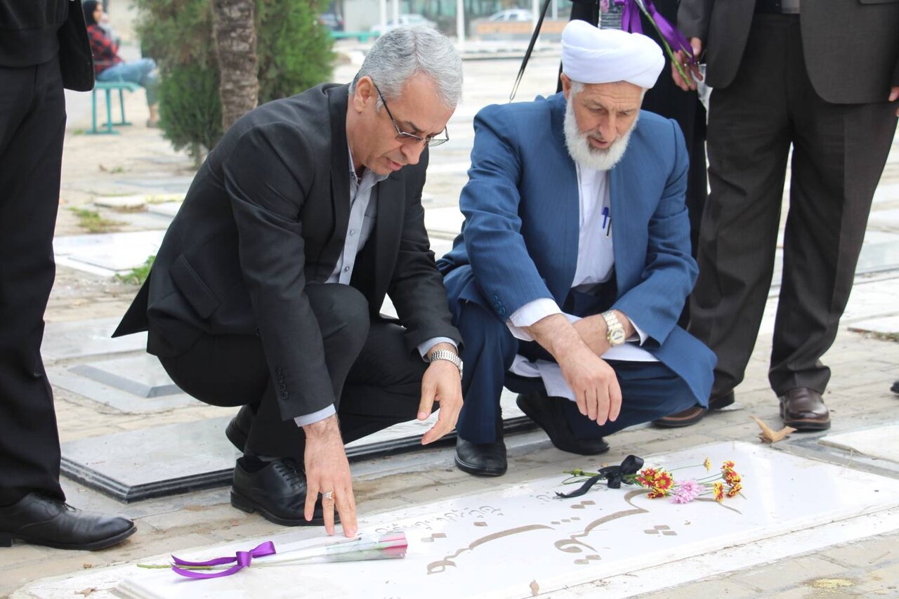 کتابداران استان گلستان مزار شهدا را غبارروبی و عطرافشانی کردند