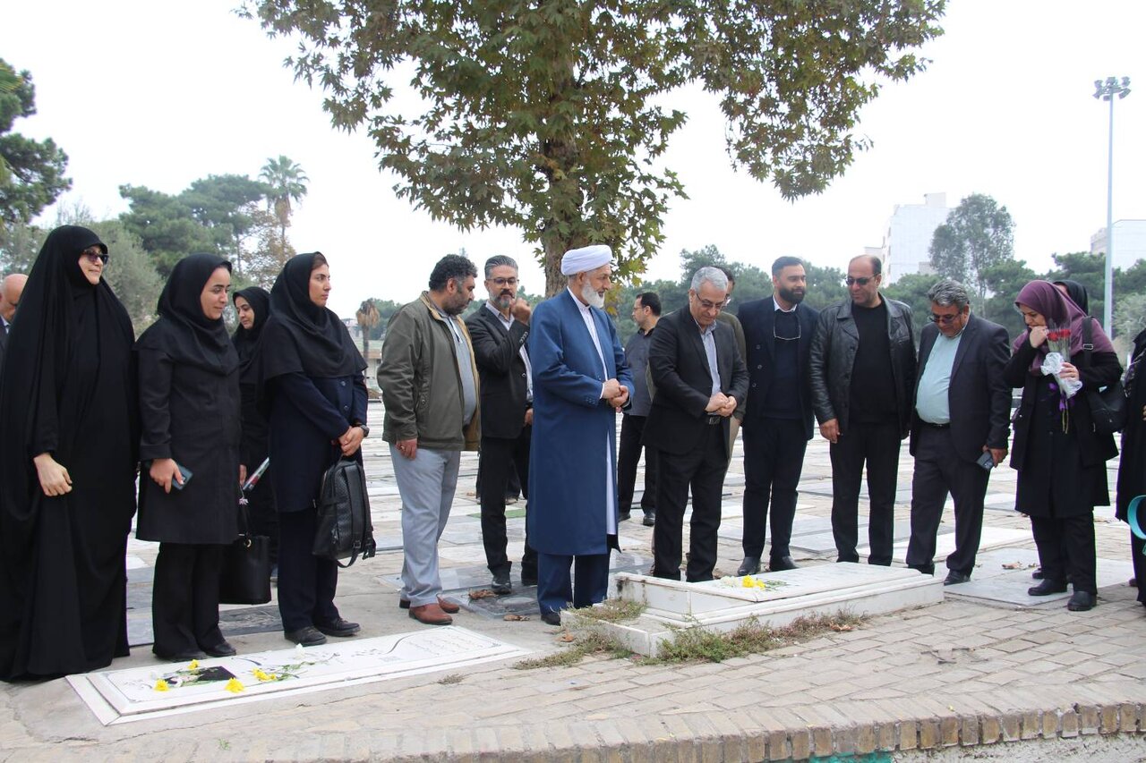 کتابداران استان گلستان مزار شهدا را غبارروبی و عطرافشانی کردند