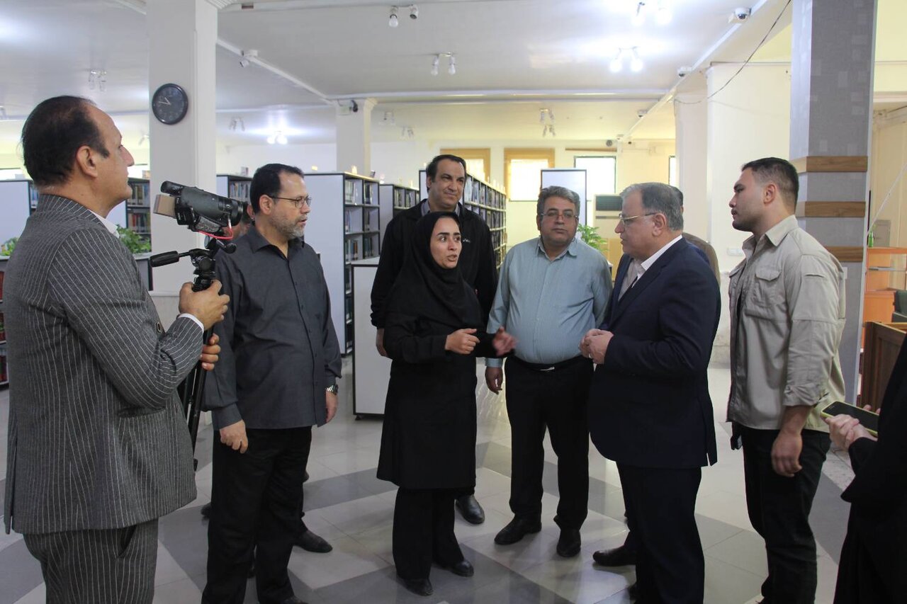 استاندار گلستان از کتابخانه عمومی حکیم میرفندرسکی گرگان بازدید کرد