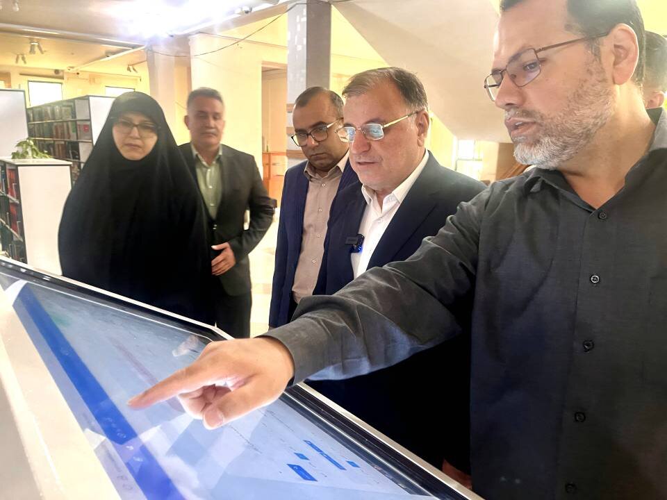استاندار گلستان از کتابخانه عمومی حکیم میرفندرسکی گرگان بازدید کرد
