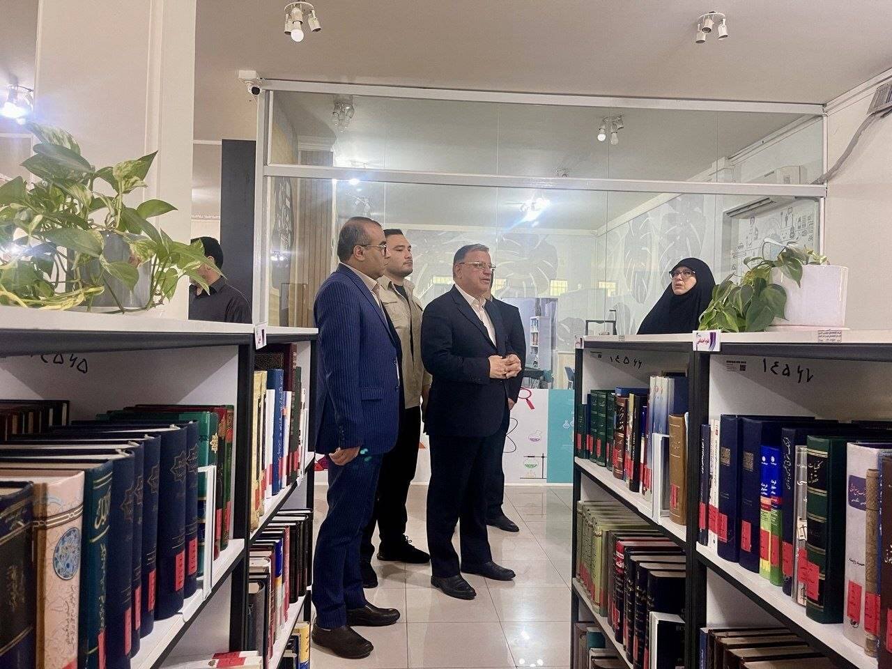 استاندار گلستان از کتابخانه عمومی حکیم میرفندرسکی گرگان بازدید کرد