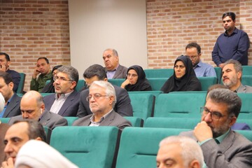 جلسه هفتگی تفسیر قرآن ویژه مدیران استان به میزبانی اداره کل کتابخانه‌های عمومی یزد