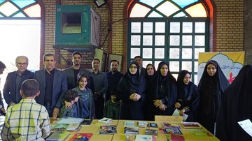 حضور کارکنان و کتابداران اداره کل کتابخانه های عمومی در میز خدمت نماز جمعه