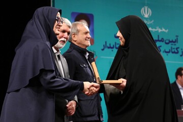 آیین گرامیداشت روز «کتاب، کتابخوانی و کتابدار» و معرفی برگزیدگان نخستین دوره «هم‌خوان؛ نشان کتابخانه عمومی ایران»