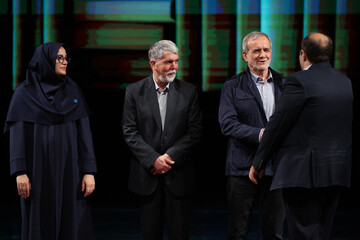 آیین گرامیداشت روز «کتاب، کتابخوانی و کتابدار» و معرفی برگزیدگان نخستین دوره «هم‌خوان؛ نشان کتابخانه عمومی ایران»