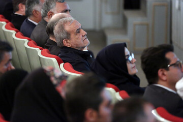 آیین گرامیداشت روز «کتاب، کتابخوانی و کتابدار» و معرفی برگزیدگان نخستین دوره «هم‌خوان؛ نشان کتابخانه عمومی ایران»