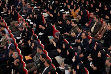 آیین گرامیداشت روز «کتاب، کتابخوانی و کتابدار» و معرفی برگزیدگان نخستین دوره «هم‌خوان؛ نشان کتابخانه عمومی ایران»