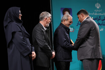 آیین گرامیداشت روز «کتاب، کتابخوانی و کتابدار» و معرفی برگزیدگان نخستین دوره «هم‌خوان؛ نشان کتابخانه عمومی ایران»