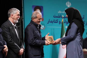 آیین گرامیداشت روز «کتاب، کتابخوانی و کتابدار» و معرفی برگزیدگان نخستین دوره «هم‌خوان؛ نشان کتابخانه عمومی ایران»