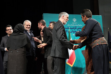 آیین گرامیداشت روز «کتاب، کتابخوانی و کتابدار» و معرفی برگزیدگان نخستین دوره «هم‌خوان؛ نشان کتابخانه عمومی ایران»