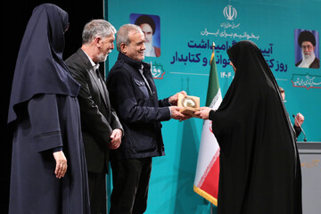 آیین گرامیداشت روز «کتاب، کتابخوانی و کتابدار» و معرفی برگزیدگان نخستین دوره «هم‌خوان؛ نشان کتابخانه عمومی ایران»