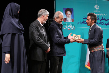 آیین گرامیداشت روز «کتاب، کتابخوانی و کتابدار» و معرفی برگزیدگان نخستین دوره «هم‌خوان؛ نشان کتابخانه عمومی ایران»