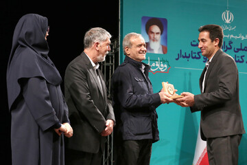 آیین گرامیداشت روز «کتاب، کتابخوانی و کتابدار» و معرفی برگزیدگان نخستین دوره «هم‌خوان؛ نشان کتابخانه عمومی ایران»