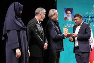 آیین گرامیداشت روز «کتاب، کتابخوانی و کتابدار» و معرفی برگزیدگان نخستین دوره «هم‌خوان؛ نشان کتابخانه عمومی ایران»