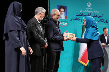 آیین گرامیداشت روز «کتاب، کتابخوانی و کتابدار» و معرفی برگزیدگان نخستین دوره «هم‌خوان؛ نشان کتابخانه عمومی ایران»