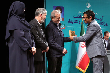 آیین گرامیداشت روز «کتاب، کتابخوانی و کتابدار» و معرفی برگزیدگان نخستین دوره «هم‌خوان؛ نشان کتابخانه عمومی ایران»