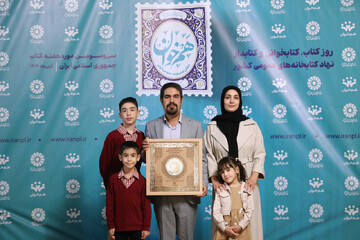 آیین گرامیداشت روز «کتاب، کتابخوانی و کتابدار» و معرفی برگزیدگان نخستین دوره «هم‌خوان؛ نشان کتابخانه عمومی ایران»