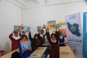 نواختن زنگ دانایی به مناسبت هفته کتاب در دبستان فاضل دهیران