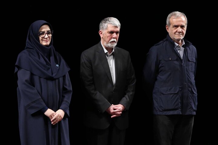 آیین گرامیداشت روز «کتاب، کتابخوانی و کتابدار» و معرفی برگزیدگان نخستین دوره «هم‌خوان؛ نشان کتابخانه عمومی ایران»