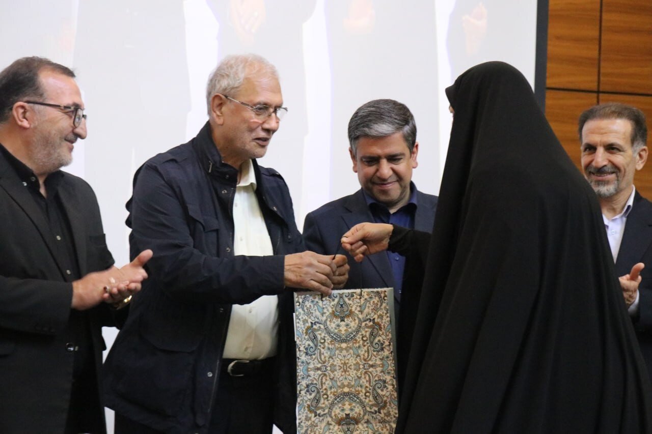 دستیار اجتماعی رئیس‌جمهور و استاندار اردبیل از کتابخانه مرکزی اردبیل بازدید کردند