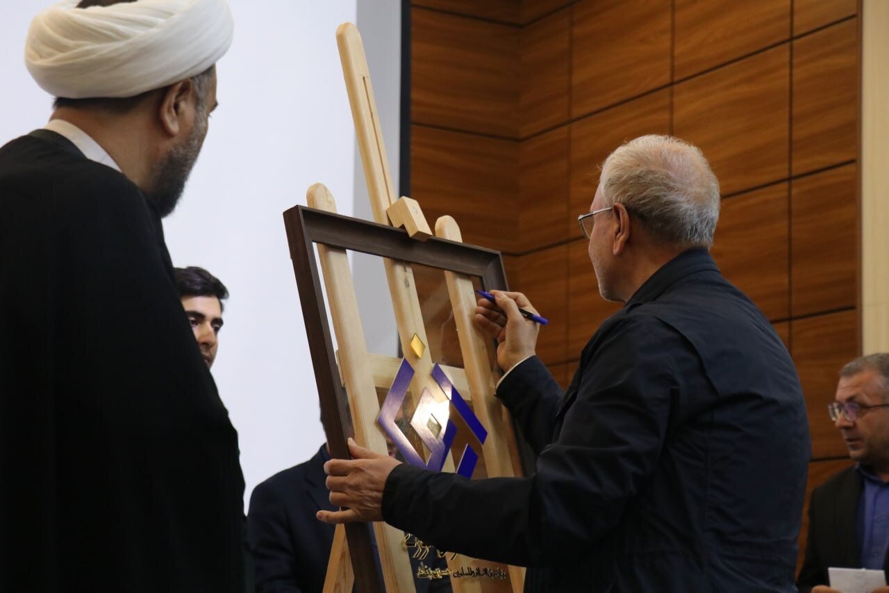 دستیار اجتماعی رئیس‌جمهور و استاندار اردبیل از کتابخانه مرکزی اردبیل بازدید کردند