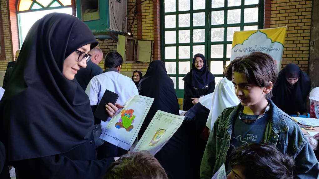 حضور کارکنان و کتابداران اداره کل کتابخانه های عمومی در میز خدمت نماز جمعه