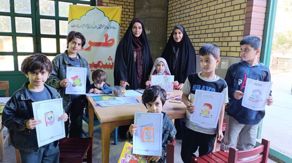 حضور کارکنان و کتابداران اداره کل کتابخانه های عمومی در میز خدمت نماز جمعه