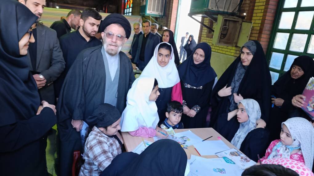 حضور کارکنان و کتابداران اداره کل کتابخانه های عمومی در میز خدمت نماز جمعه