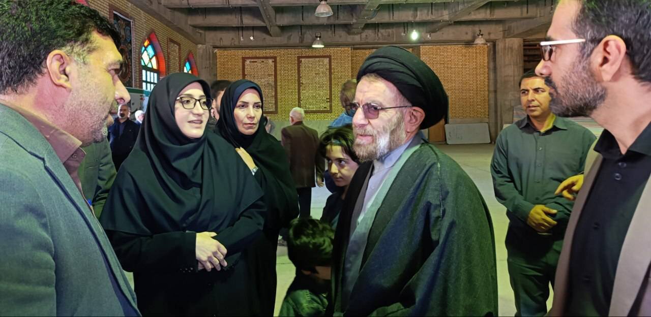 حضور کارکنان و کتابداران اداره کل کتابخانه های عمومی در میز خدمت نماز جمعه