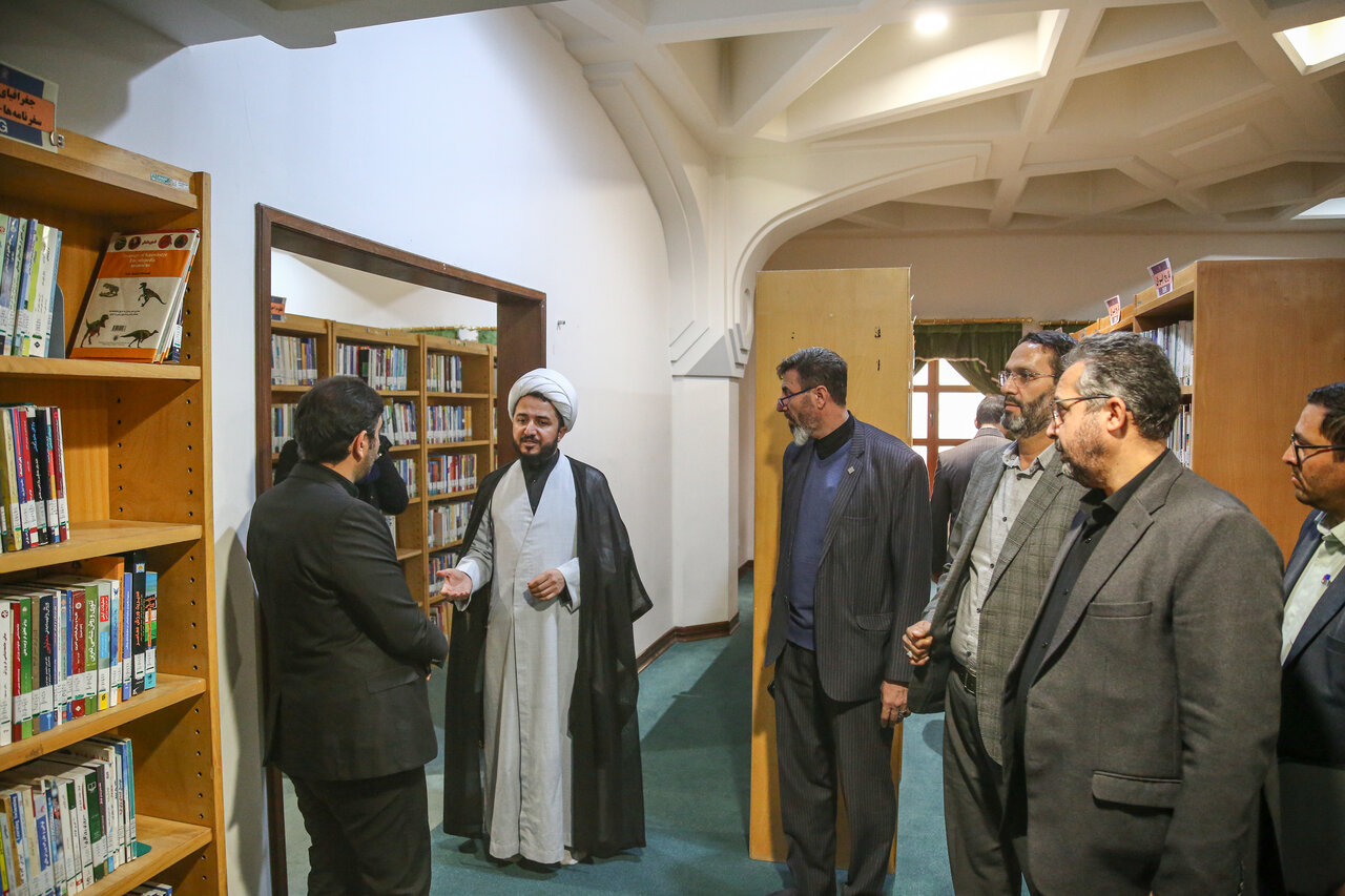 حضور سرپرست اداره کل کتابخانه های عمومی استان قم بر مزار علامه طباطبایی (ره)