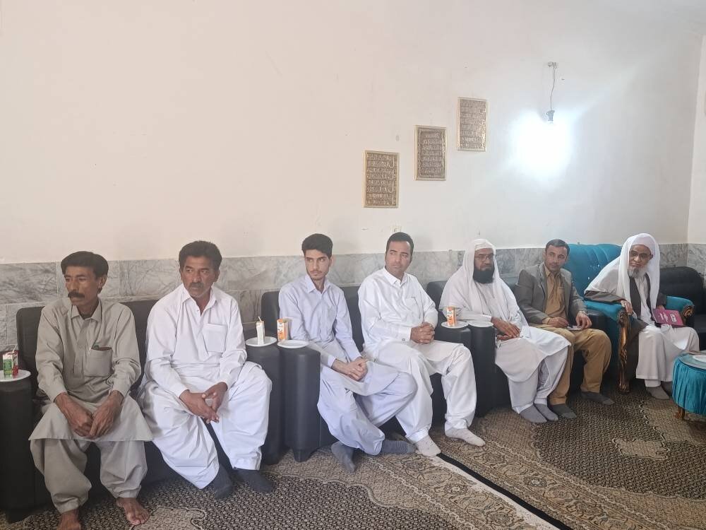 جمعی از کتابداران شهرستان ایرانشهر با امام جمعه اهل سنت این شهرستان دیدار کردند