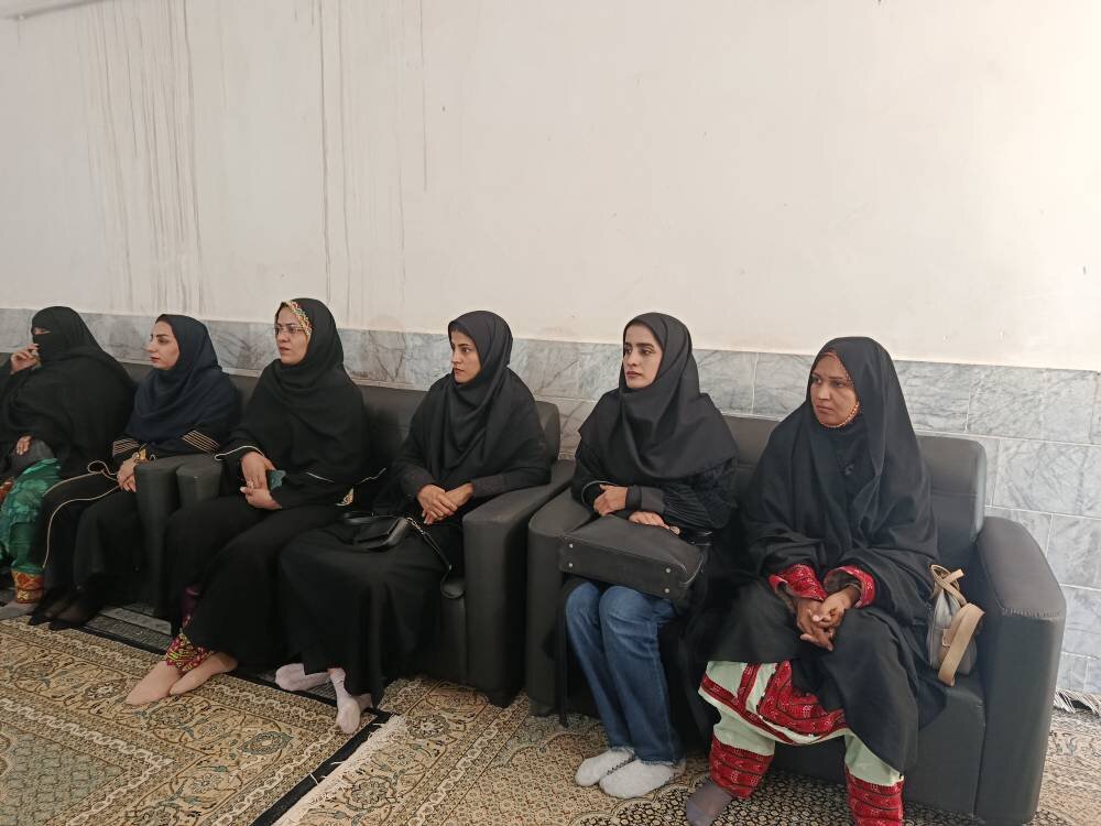 جمعی از کتابداران شهرستان ایرانشهر با امام جمعه اهل سنت این شهرستان دیدار کردند