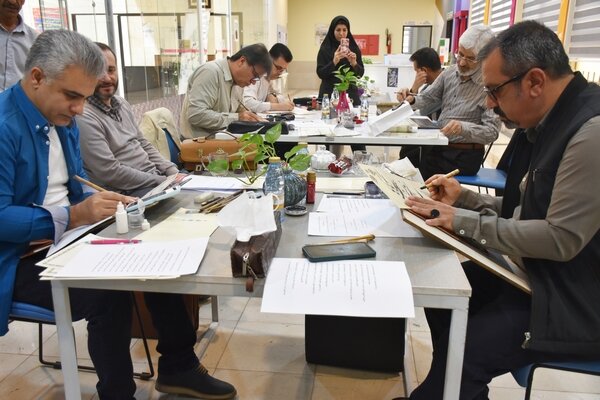 مشق کتاب هنرمندان در کتابخانه شهید رئیسی شیراز برگزار شد