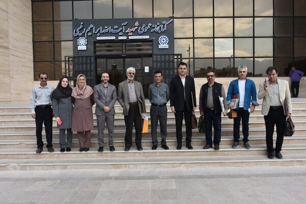 مشق کتاب هنرمندان در کتابخانه شهید رئیسی شیراز برگزار شد