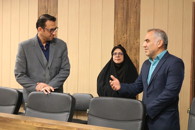 بازدید مدیرکل دفتر امور سیاسی و انتخابات استانداری از کتابخانه امام خمینی(ره) سمنان