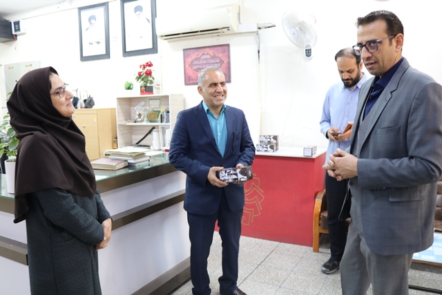 بازدید مدیرکل دفتر امور سیاسی و انتخابات استانداری از کتابخانه امام خمینی(ره) سمنان