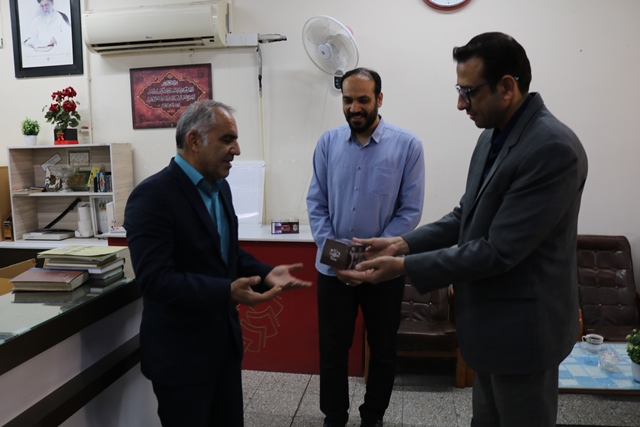 بازدید مدیرکل دفتر امور سیاسی و انتخابات استانداری از کتابخانه امام خمینی(ره) سمنان